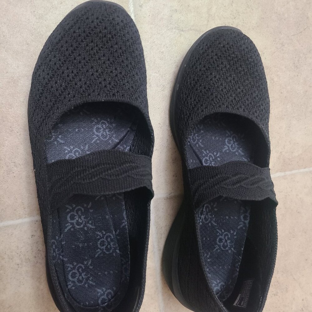 Sketchers Arya - size 6